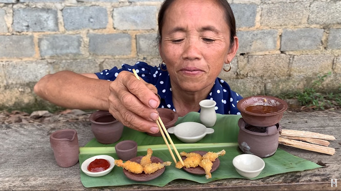 Bà Tân Vlog trong video làm thức ăn theo phong cách 'siêu nhỏ tí hon'. Tuy nhiên, hầu hết các video khác trên kênh Bà Tân Vlog vẫn đi theo phong cách 'siêu to khổng lồ'. (Ảnh: Bà Tân Vlog)