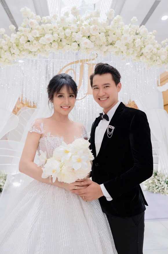 Thảo Trang và Quang Pháp tổ chức hôn lễ kín đáo vào tối 6/10