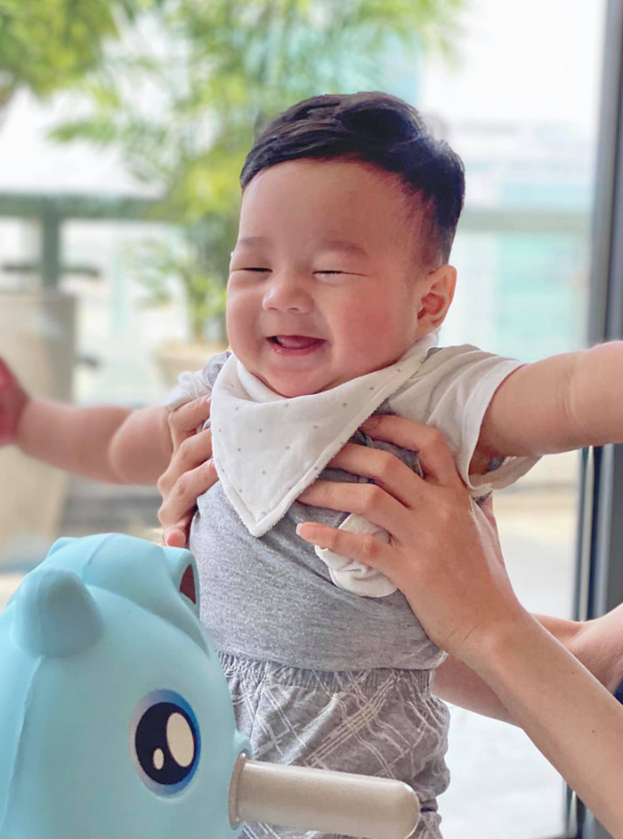 Đây cũng là lần hiếm hoi nhóc tỳ mới sinh nhà Đặng Thu Thảo được lộ rõ diện mạo hơn