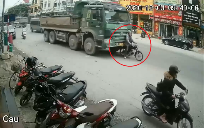 Clip: Xe máy ghim chặt vào đầu ô tô tải, bị đẩy đi một đoạn rồi mới dừng hẳn khiến dân mạng thót tim Ảnh 2