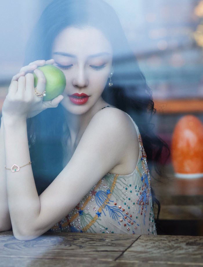 Đắm say trước nhan sắc xinh đẹp của bà mẹ một con Angelababy trong những shoot ảnh chụp cận mặt 