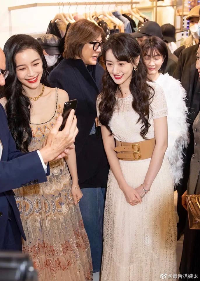 Dù diện váy hiệu nhưng trông Viên Băng Nghiên vẫn kém xinh hơn đàn chị trong kiểu váy trắng len xuyên thấu chưa kể cô còn chêm vào cái thắt lưng trông bị dìm dáng hẳn 