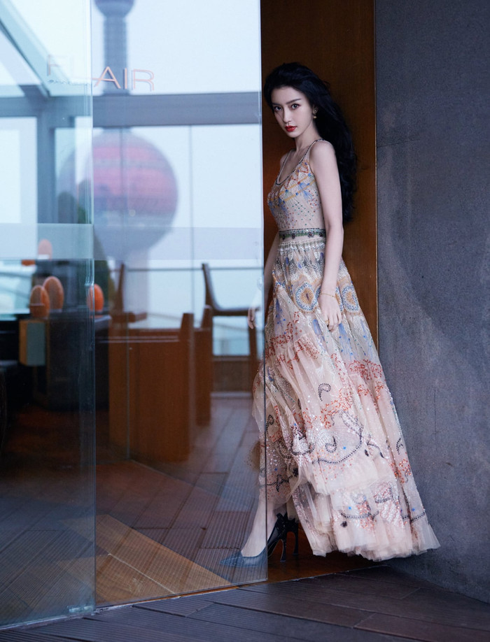 Mỹ nhân 8x chọn cho mình kiểu váy hai dây vải tuyn với họa tiết thổ cẩm cùng phong cách nữ tính như mọi khi 