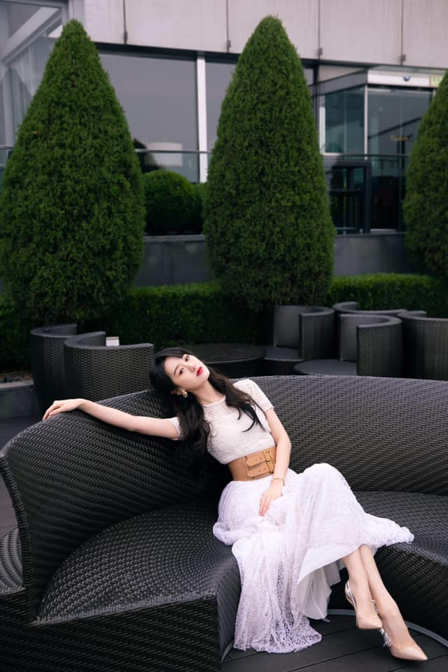 Nữ diễn viên trẻ Viên Băng Nghiên cũng xuất hiện cùng một sự kiện mà có Angelababy tham dự