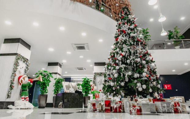 Rộn ràng không khí Noel, trường ĐH trang hoàng cây thông và tiểu cảnh cực bắt mắt cho SV tha hồ 'sống ảo' Ảnh 2