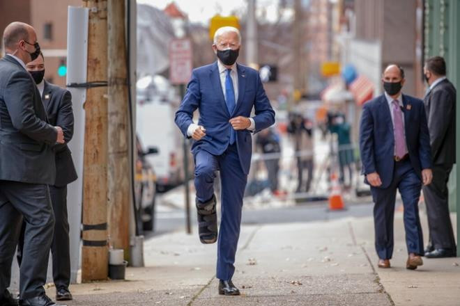 Ông Biden 'khoe' chiếc giày nẹp chân hôm 1/12.