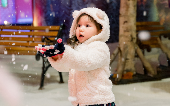 Con gái siêu mẫu Hà Anh thích thú trong lần đầu trượt tuyết Ảnh 2