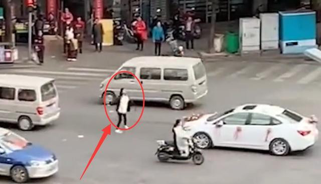 Cô gái chặn xe cưới của người yêu cũ. 