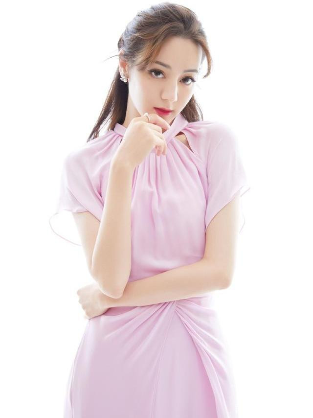 Địch Lệ Nhiệt Ba ăn mặc ngày càng táo bạo Ảnh 3