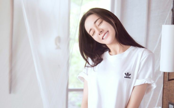 Địch Lệ Nhiệt Ba ăn mặc ngày càng táo bạo Ảnh 2