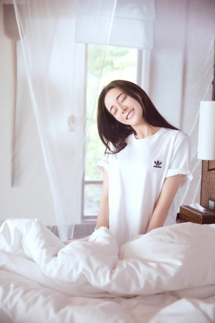 Địch Lệ Nhiệt Ba ăn mặc ngày càng táo bạo Ảnh 5