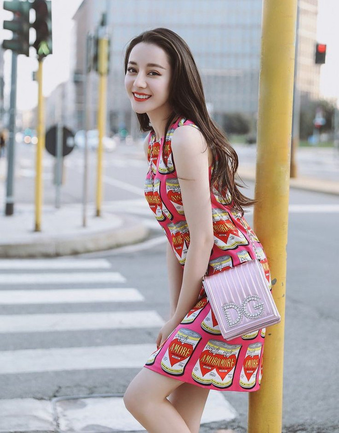 Địch Lệ Nhiệt Ba ăn mặc ngày càng táo bạo Ảnh 4