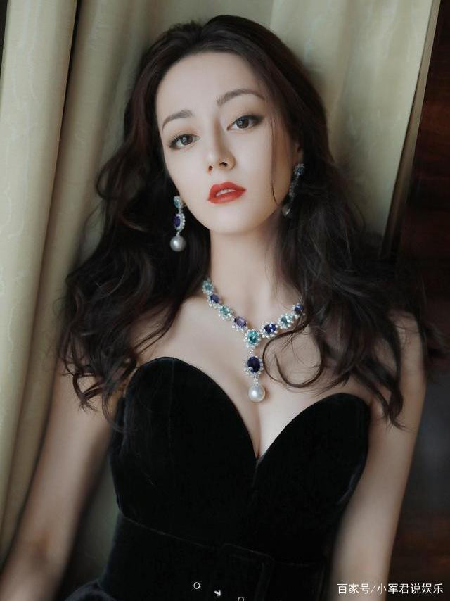 Địch Lệ Nhiệt Ba ăn mặc ngày càng táo bạo Ảnh 6