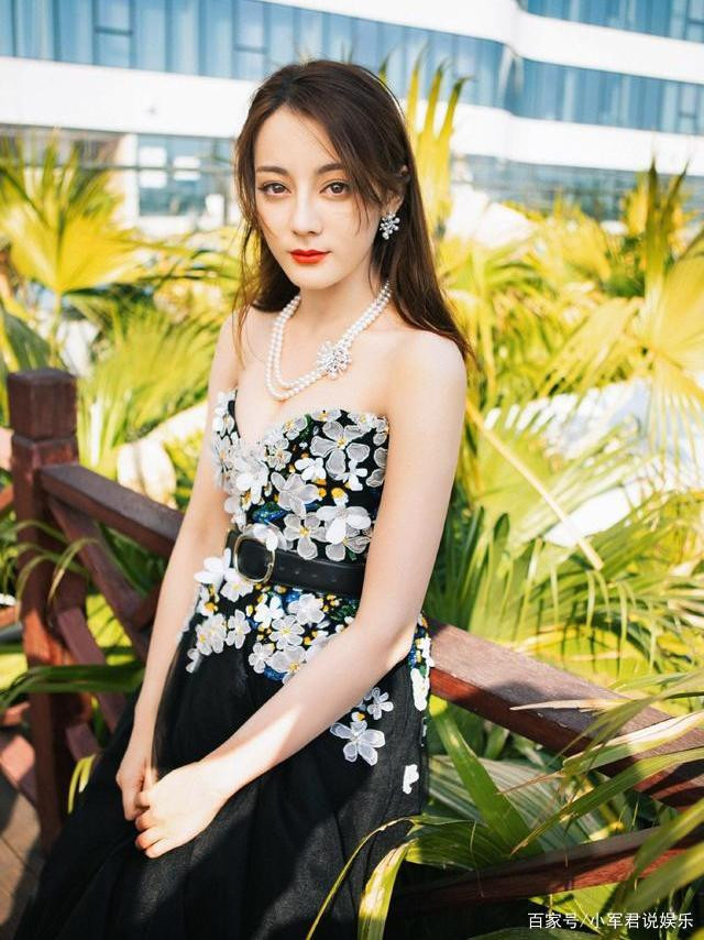 Địch Lệ Nhiệt Ba ăn mặc ngày càng táo bạo Ảnh 8