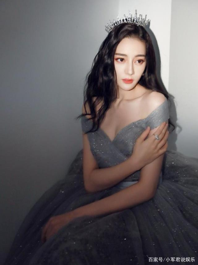 Địch Lệ Nhiệt Ba ăn mặc ngày càng táo bạo Ảnh 9