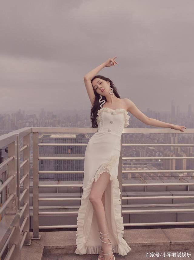 Địch Lệ Nhiệt Ba ăn mặc ngày càng táo bạo Ảnh 10