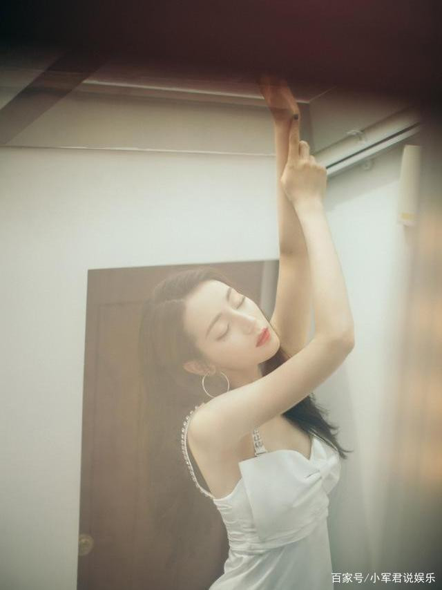 Địch Lệ Nhiệt Ba ăn mặc ngày càng táo bạo Ảnh 11