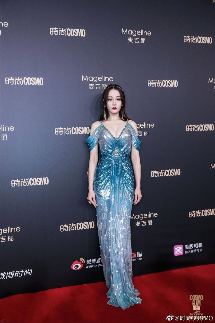 Địch Lệ Nhiệt Ba ăn mặc ngày càng táo bạo Ảnh 12