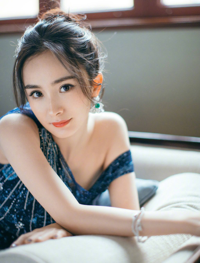 Cận cảnh nhan sắc Dương Mịch, Angela Baby, Dương Dương và loạt sao tại 'GQ Men Of The Year Awards 2020' Ảnh 1