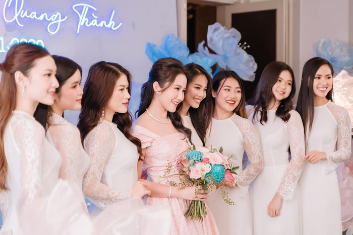 Cô nàng chỉ đăng ảnh trong đám hỏi cùng hội chị em chứ không có mặt chồng sắp cưới.