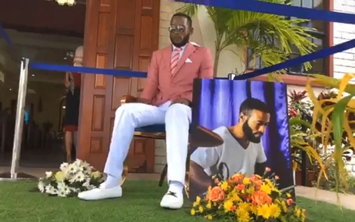 Bị đặt ngồi trên ghế, người chết không được vào tang lễ của chính mình Ảnh 2