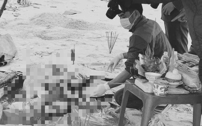 Tá hỏa phát hiện thi thể không nguyên vẹn đang phân hủy trôi dạt vào bờ biển Thừa Thiên - Huế Ảnh 2