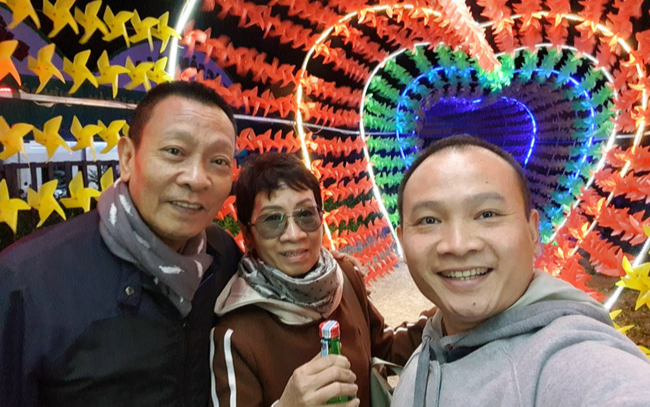 Nhà báo Lại Văn Sâm chụp ảnh một nhà ba người, bà xã hiếm hoi lắm mới lộ diện một lần lại gây chú ý Ảnh 2