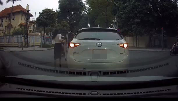 Nữ tài xế dừng xe ngay giữa ngã tư đường.