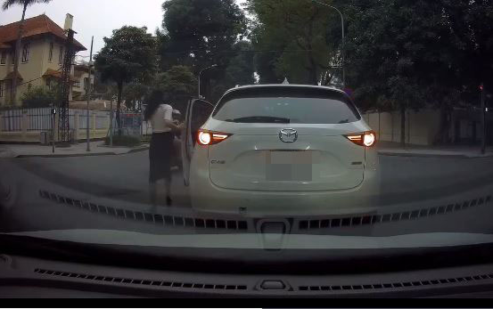 Clip: Nữ tài xế dừng xe ngay ngã tư đường, hành động sau đó của chị được CĐM vỗ tay rần rần Ảnh 2