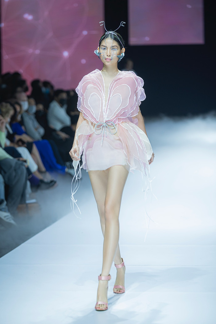 Chị đại Thanh Hằng thần thái như nữ hoàng, thả dáng siêu nuột trên sàn runway Ảnh 7