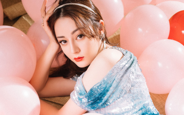 Địch Lệ Nhiệt Ba khiến fan phát sốt vì những khoảnh khắc ga lăng của mình Ảnh 2