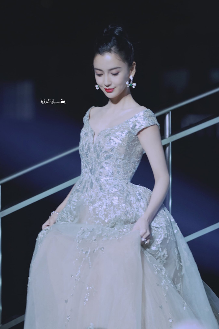 Nữ thần thảm đỏ 'bất bại' Angelababy lộng lẫy 'chặt chém' Dương Mịch tại sự kiện Ảnh 3