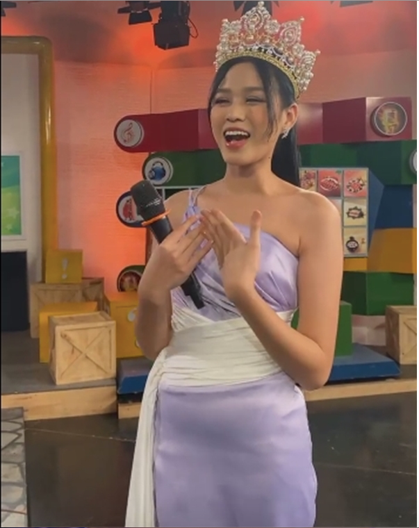 Thần sắc tươi tắn của Hoa hậu họ Đỗ khi giao lưu với khán giả.