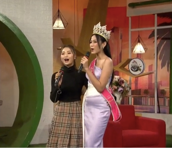  Trên thực tế, lịch trình dày đặc, thiếu ngủ thì không lý nào người đẹp lại tăng cân mất kiểm soát. 