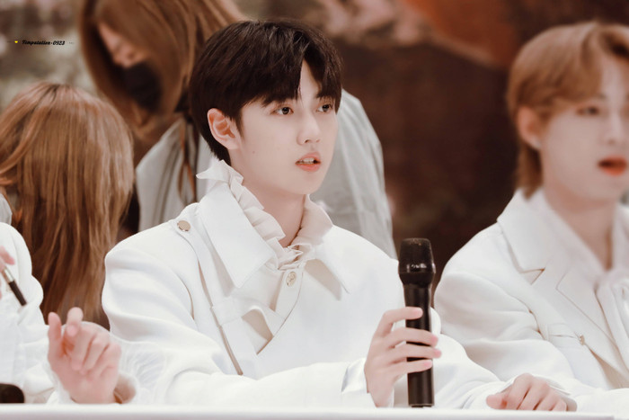 Yên Hủ Gia là em út của R1SE và là rapper của nhóm