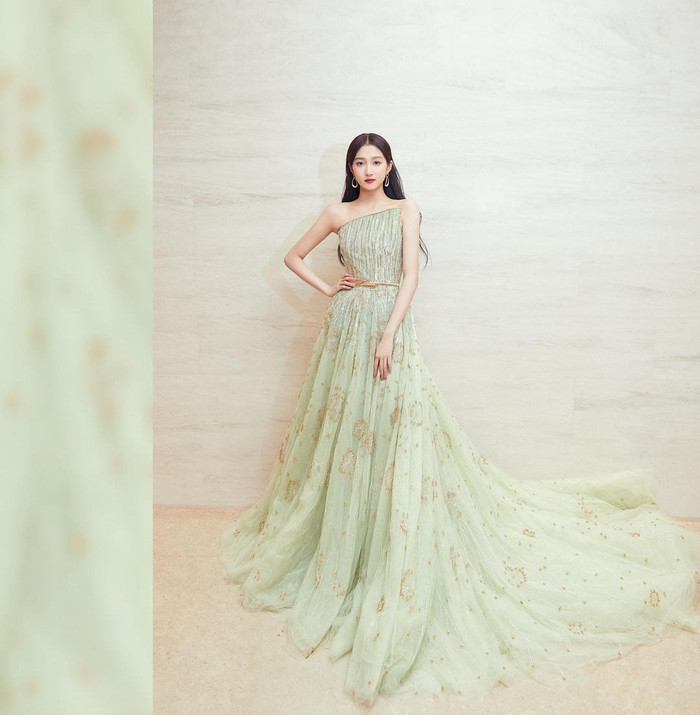 Một Quan Hiểu Đồng dịu dàng trong dáng váy màu xanh lệch vai pastel 