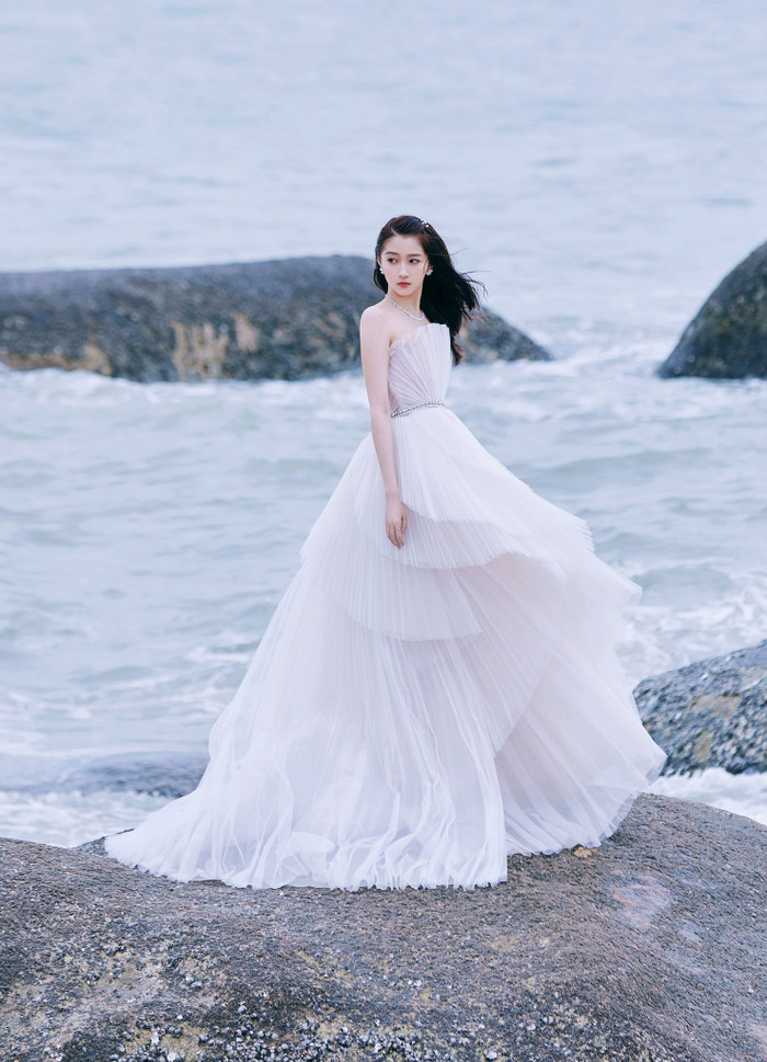 Tựa như nàng công chúa trước thềm giải Kim Kê 2020 trong bộ váy trắng xếp tầng đầy thơ mộng