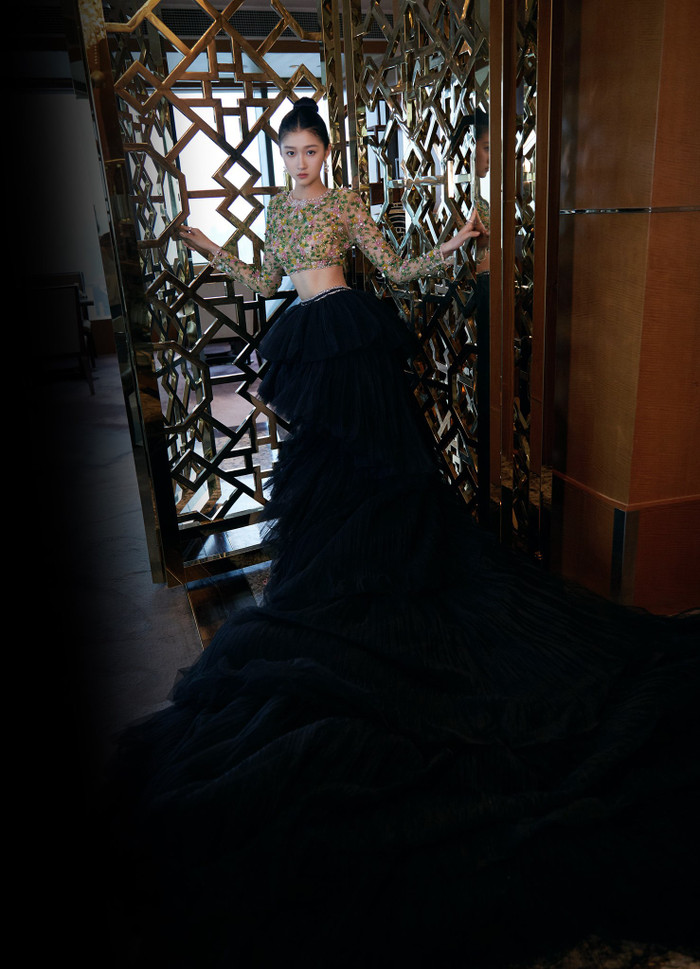 Quan Hiểu Đồng trở thành tâm điểm chú ý tại Đêm hội Cosmo trong bộ váy áo thướt tha khoe vòng eo con kiến, đặc biệt dáng váy to dài quét sạch thảm đỏ