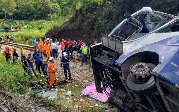 Xe khách lao khỏi cầu vượt, 17 người chết, hàng chục người khác bị thương Ảnh 2