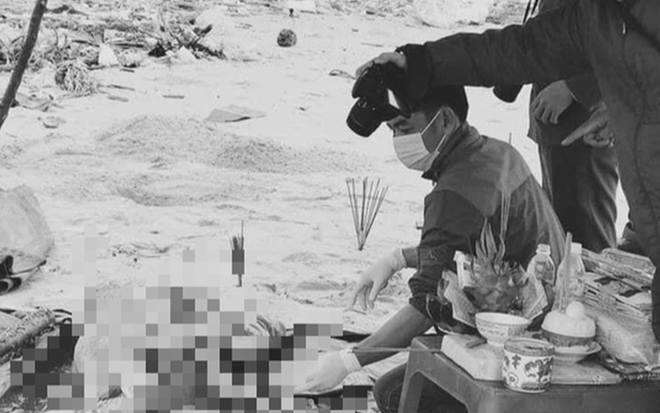 Thi thể mang áo mưa, không có đầu trôi dạt vào bờ biển Thừa Thiên Huế Ảnh 2