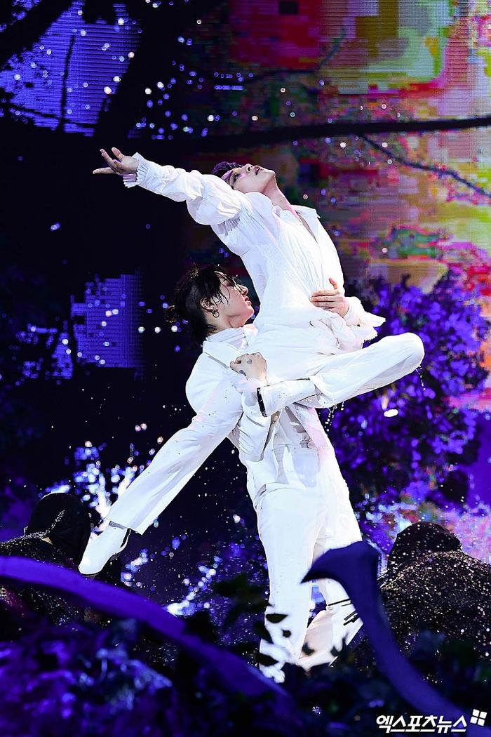 BTS ẵm 6 giải lớn, bùng nổ sân khấu 'MMA 2020': Jungkook 'biến thiên' ngoạn mục! Ảnh 38