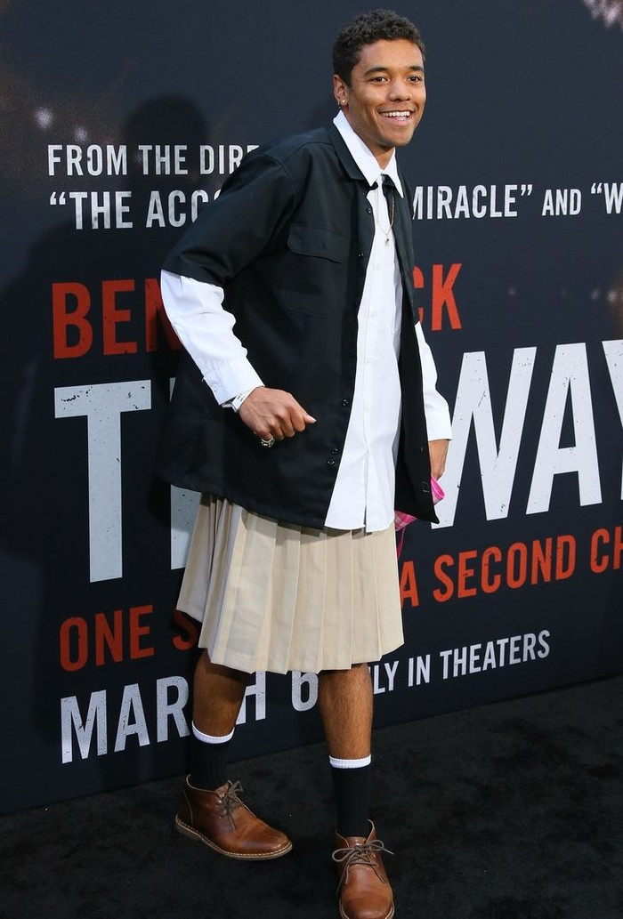 Brandon Wilson chỉ mới bắt đầu sự nghiệp ở Hollywood nhưng đã gây được sự chú ý. Trong buổi ra mắt ‘The Way Back’, anh đã mặc một chiếc váy xếp ly. Điều thú vị là bộ phim nói về bóng rổ nhưng Brandon không ngại mang đến một chút nữ tính. 