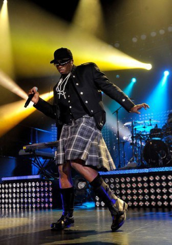 Năm 2010, khi biểu diễn ở Glasgow, P.Diddy làm hài lòng những người hâm mộ Scotland bằng cách mặc kilt truyền thống. Anh tạo ra vẻ ngoài sành điệu với vòng cổ kim cương và mũ bóng chày.  