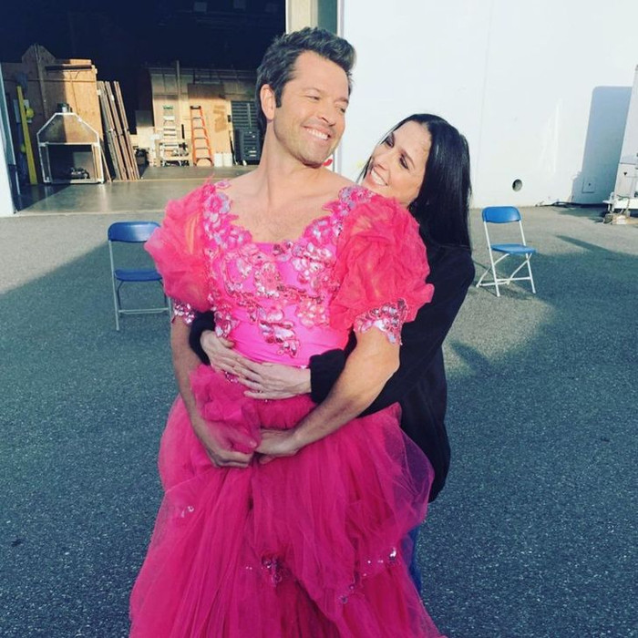 Misha Collins mặc trang phục công chúa khi đang vui đùa ở trường quay ‘Supernatural’. Người hâm mộ còn để lại nhận xét khuyến khích anh chàng ăn vận tương tự trong buổi ra mắt phim.