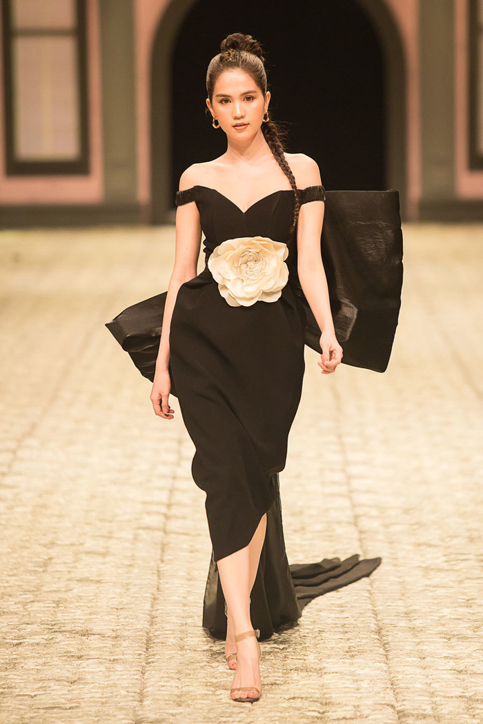 Thời gian gần đây, cô nàng ít khi nhận lời catwalk cho NTK nào. 