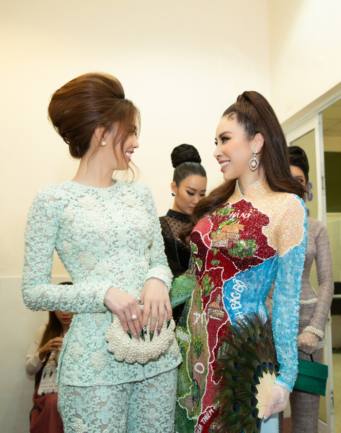 Trong hậu trường cũng vô cùng xinh đẹp 