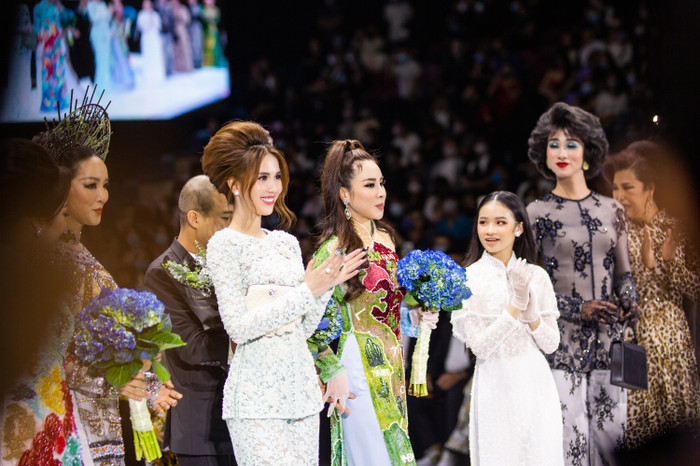 Ngọc Trinh sáng rực sàn diễn à nha!