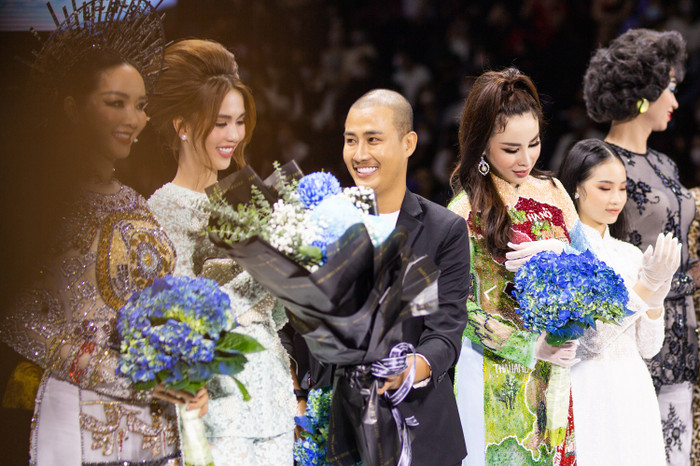 Ngọc Trinh mặc áo bà ba xuyên thấu, catwalk điên đảo tái xuất sàn runway Ảnh 8