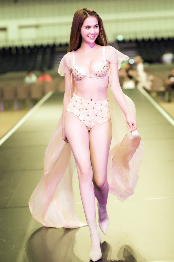 Cô sở hữu nhan sắc quyến rũ, dáng vóc nuột nà, đặc biệt là vòng eo 'con kiến' tí hon.