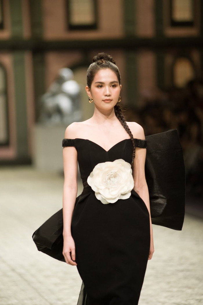 Số lần khán giả được chiêm ngưỡng chân dài trên sàn runway là vô cùng hiếm hoi. 